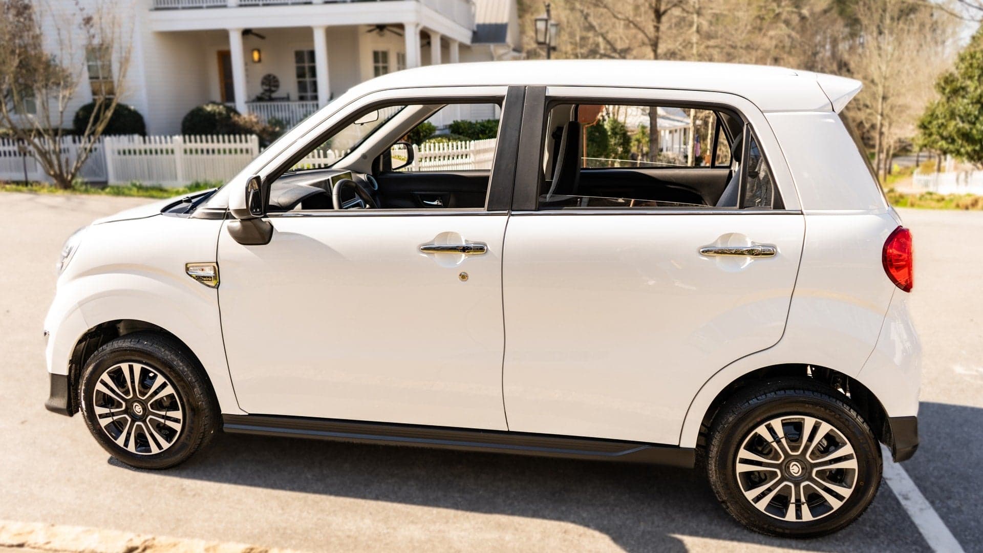 Wink Mark3 parked on a residential street, seen from the front three-quarter angle