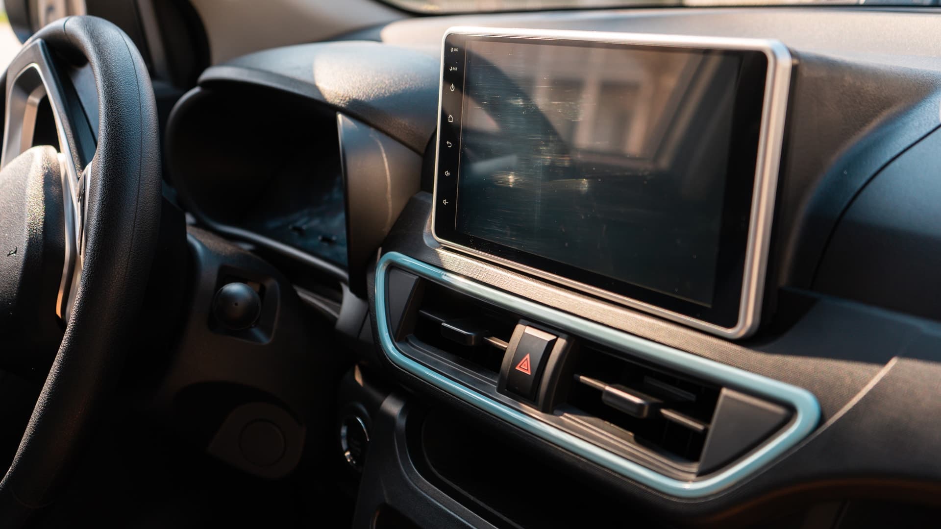 Wink Mark3 turquoise air vents beside the touchscreen